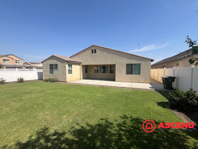 Building Photo - Alluring Home Located In HOA!