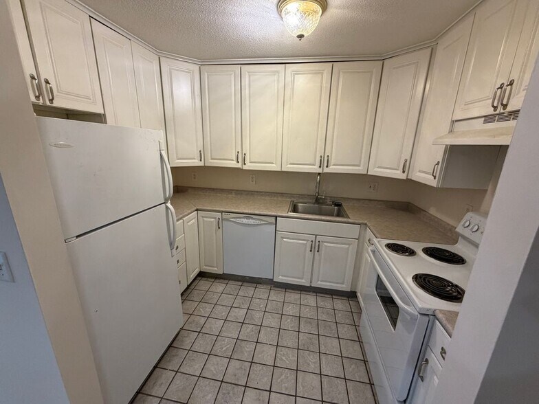 Building Photo - 565 Talcottville Rd