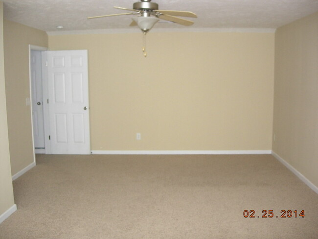 Building Photo - NICE Condo in GREAT location!!! VERY clean...