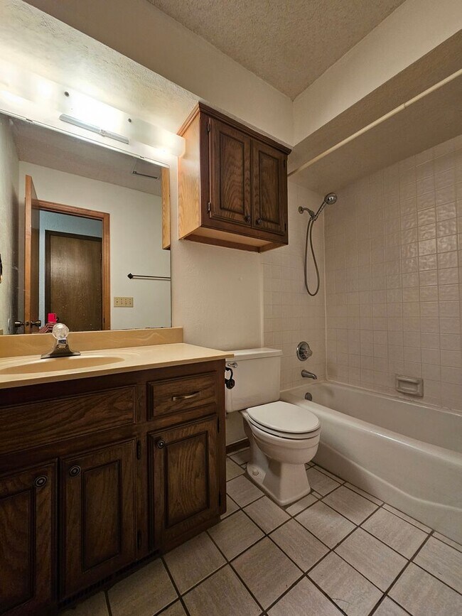 Building Photo - (3) Bed/(2) Bath in NW Norman Avail NOW!