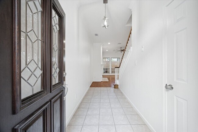 Building Photo - Beautiful Home Near University of St. Thomas