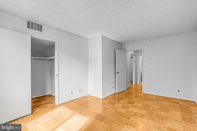 Building Photo - 3800 Fairfax Dr