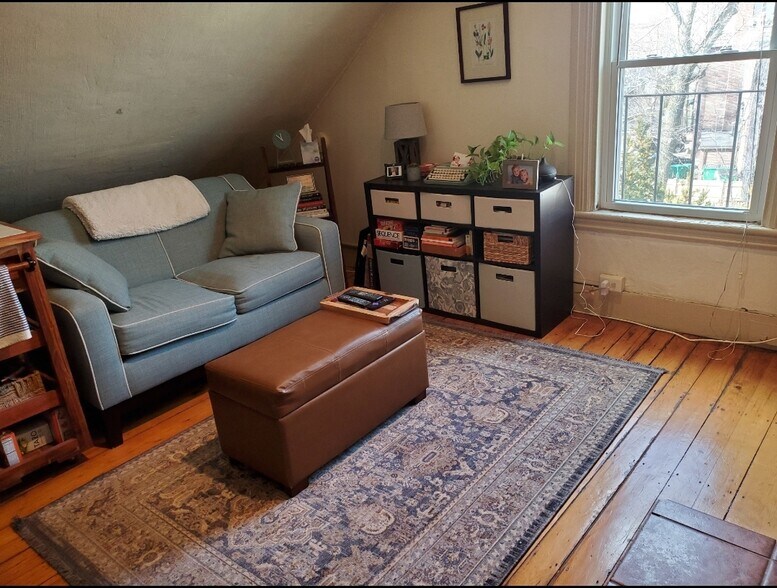 Living room - 89 Walden St