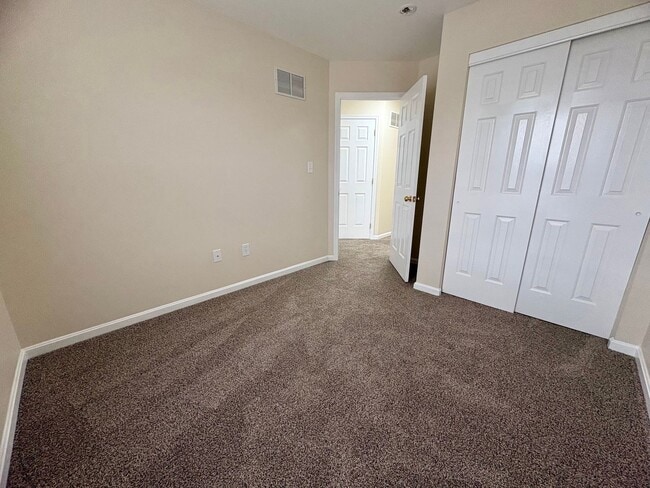 Building Photo - 3 Bedroom 2.5 Bathroom in York!