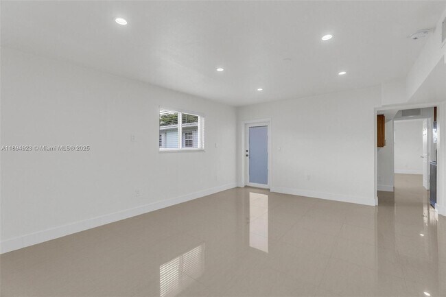 Building Photo - 5520 SW 91 Ave