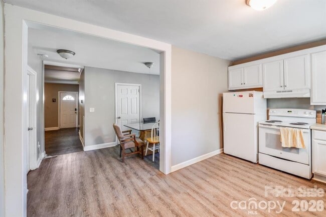 Building Photo - 301 S Mountain St