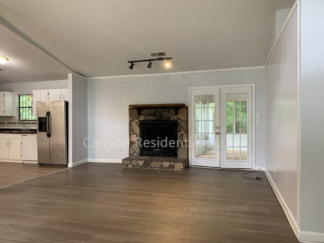 Building Photo - 5825 Vernier Dr SW
