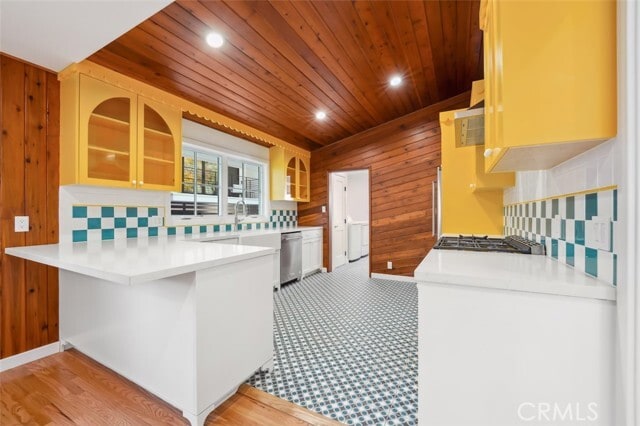 Building Photo - 2549 Beachwood Dr