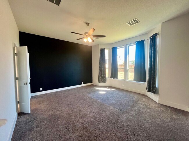 Building Photo - Spacious 4 Bedroom / 4 Full Bath Home w/ M...