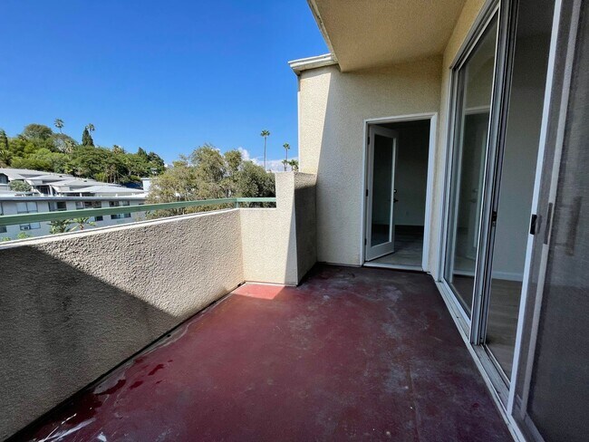 Building Photo - Top-Floor large condo on tree-lined street