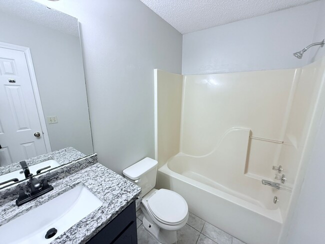 Building Photo - 1001 Creekside Pl