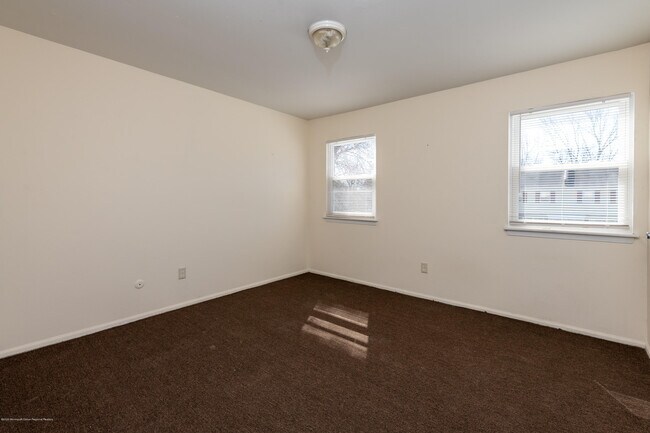 Building Photo - 140 Primrose Ln