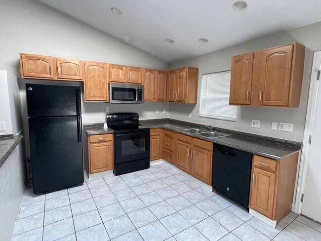 Building Photo - 50% Discount on Security Deposit! 4 Bedroo...