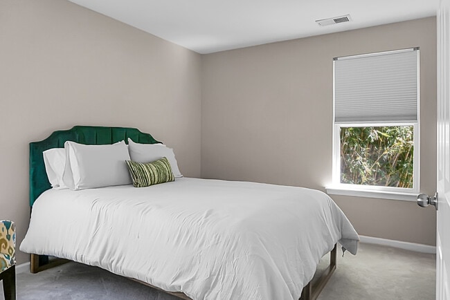 Building Photo - 1519 Thoroughbred Blvd