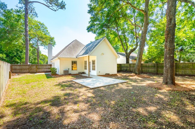 Building Photo - Updated Single Family Home in Lawton Bluff...