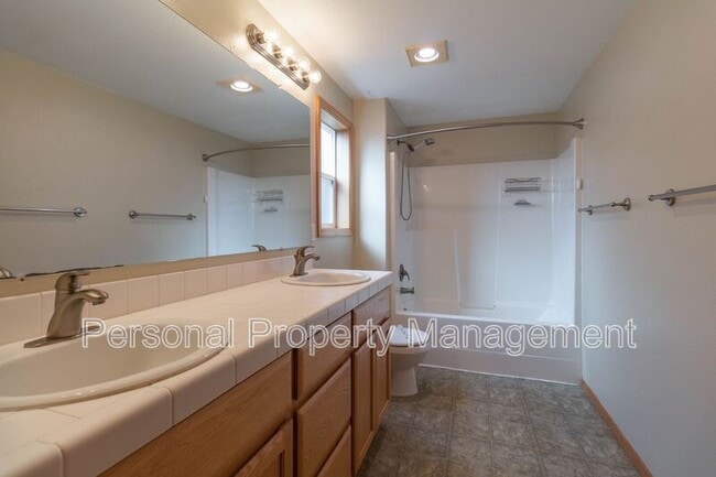 Building Photo - 902 N 15th Ct