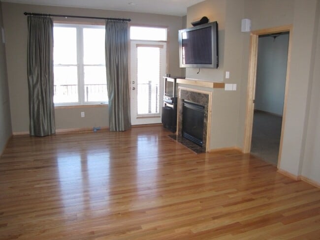 Building Photo - 3BR/2.5BA Beautiful END UNIT Townhome in Dancing Waters- Available Now!