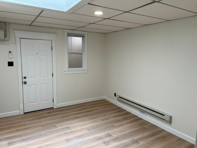 Building Photo - 113 Main St E