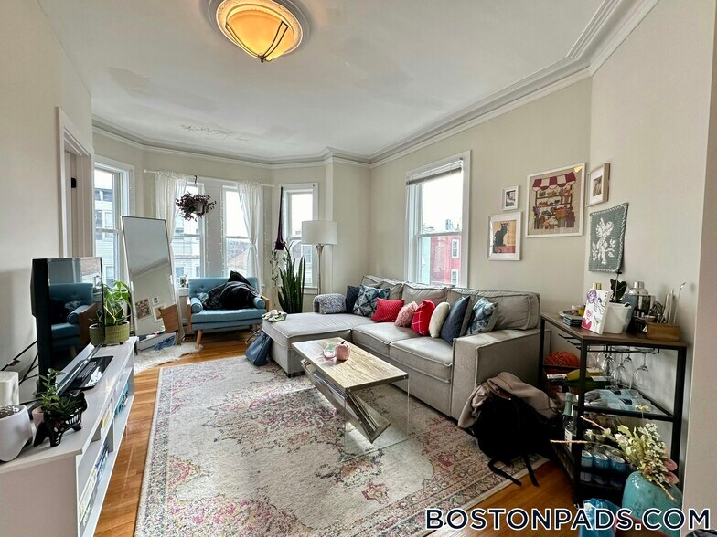 Building Photo - 839 Parker St