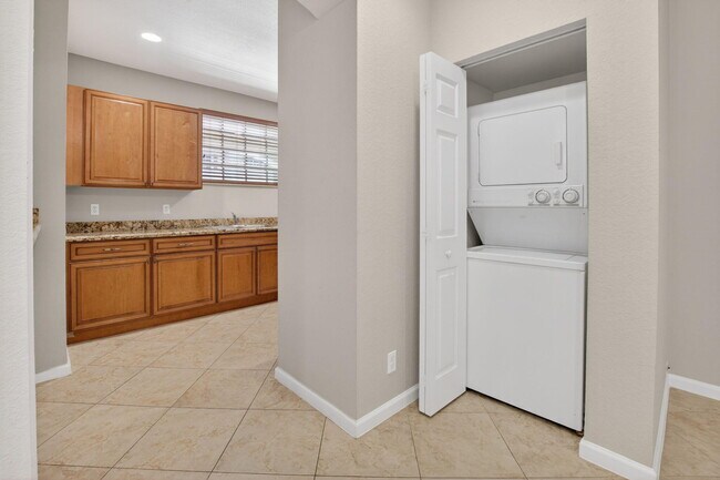 Building Photo - 1418 W Wickham Cir