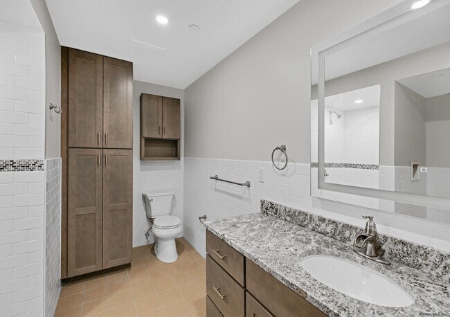 Building Photo - 25 Lawrence St