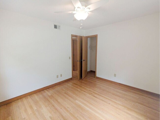Building Photo - 2-bed 1-bath Apartment
