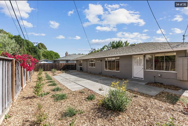 Building Photo - Light and Bright 3 Bedroom/ 2 Bath Home on...