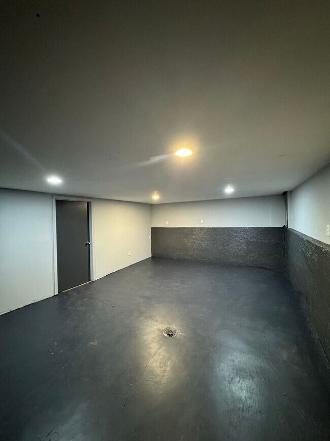 Building Photo - Coming Soon: 3 Bedroom Home Near Zoo & Parks!