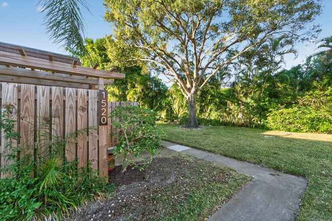 Building Photo - 1520 15th Ln