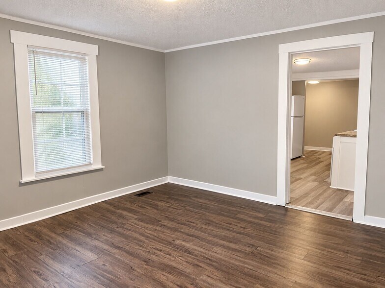 Building Photo - 2700 N Orchard Knob Ave