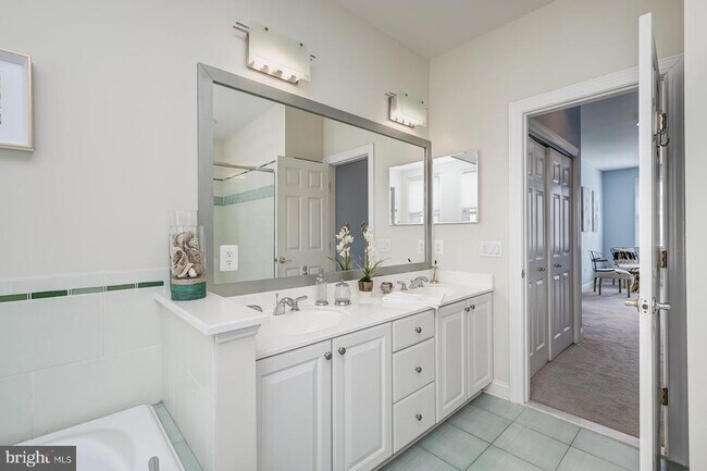 Building Photo - 1236 Harbor Island Walk