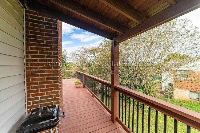Building Photo - 633 Sandusky Dr