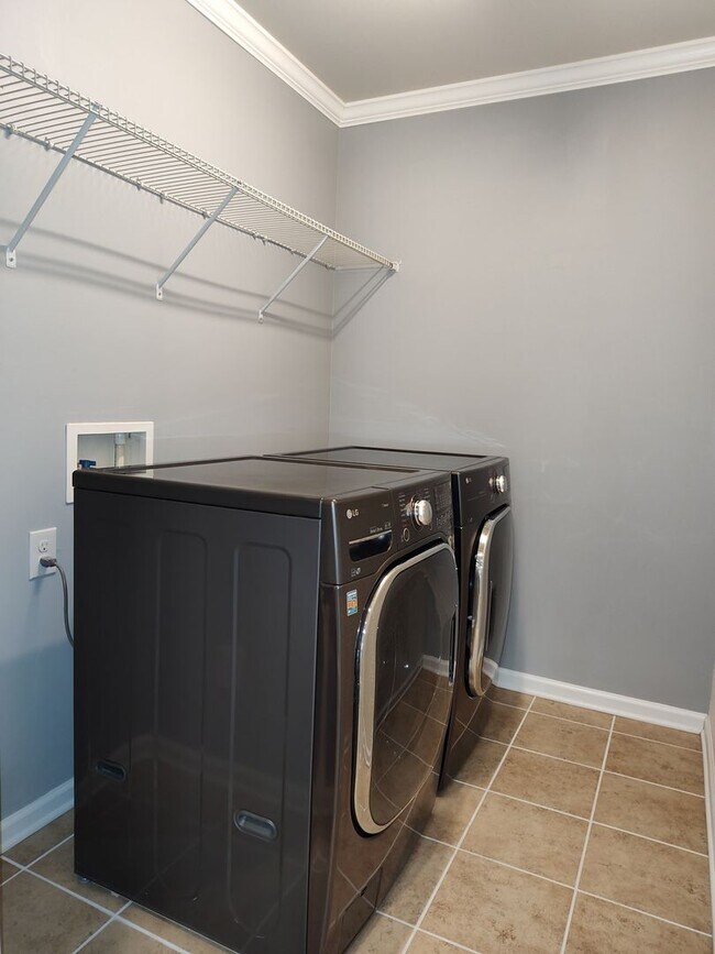 Building Photo - Move-in ready Townhome with in Stone Creek...