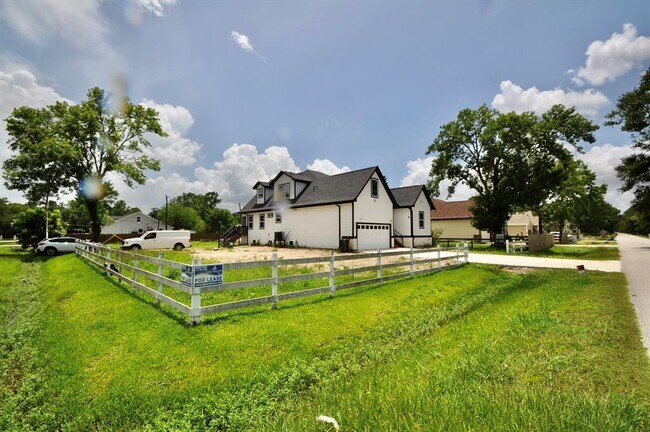 Building Photo - 111 Big Deer Dr