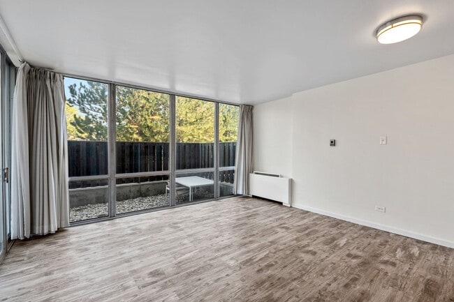Building Photo - 3100 E Cherry Creek S Dr