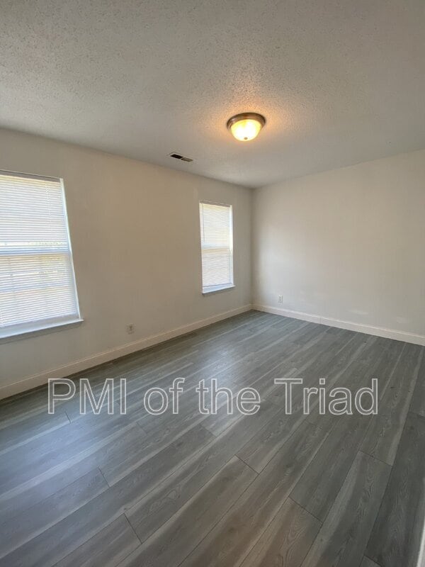 Building Photo - 202 Kinnley Ct