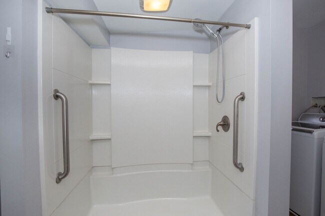 Building Photo - 2 Bedroom, 1.5 Bath, Duplex in Historic Martinsburg, WV