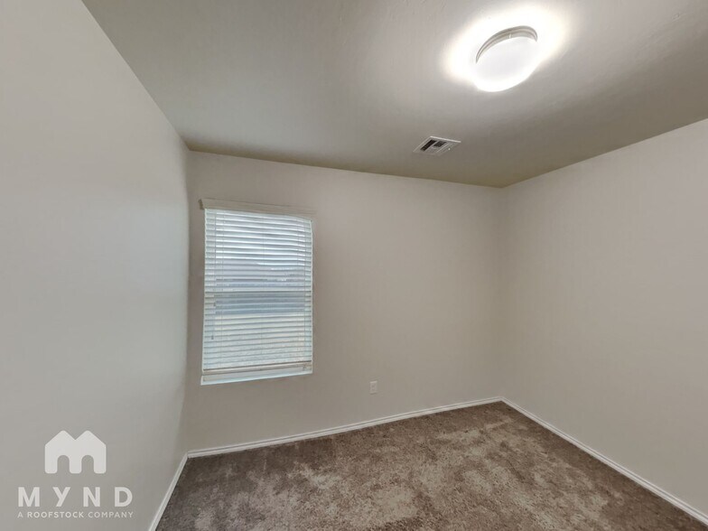 Building Photo - 1004 N Donald Way