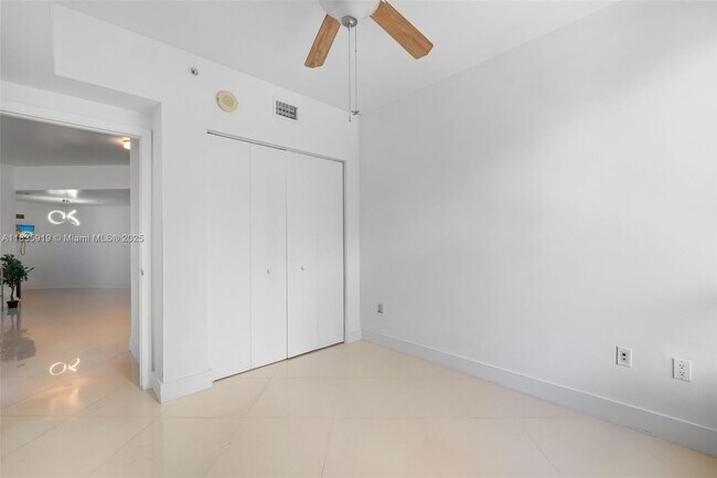Building Photo - 350 S Miami Ave