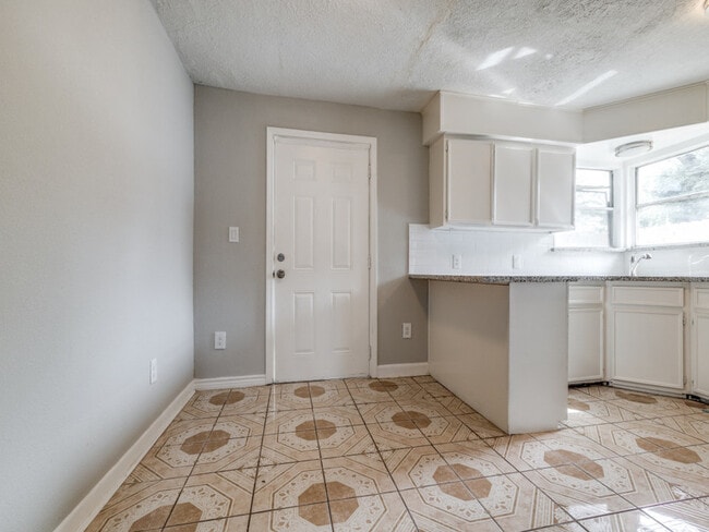 Building Photo - 411 Gober St