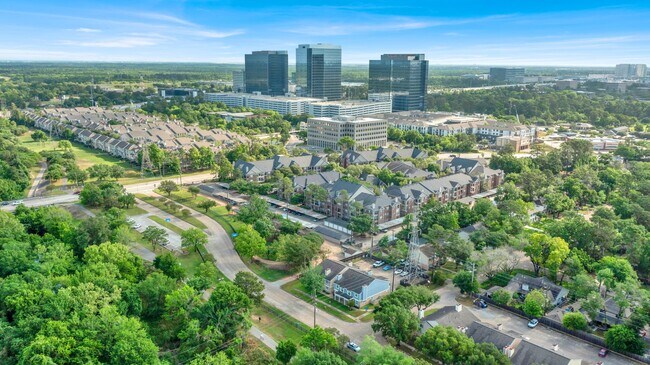 Building Photo - 770 Memorial Mews St