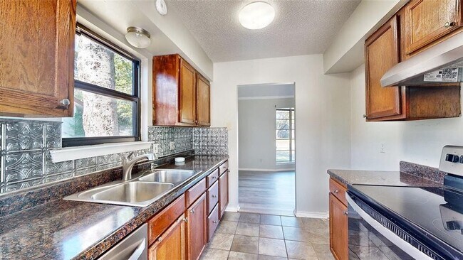 Building Photo - 1008 Wake Dr