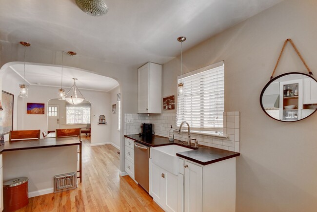 Building Photo - Gorgeous duplex near Cherry Creek!