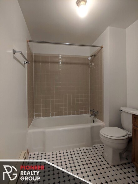 Building Photo - 4635 N Paulina St