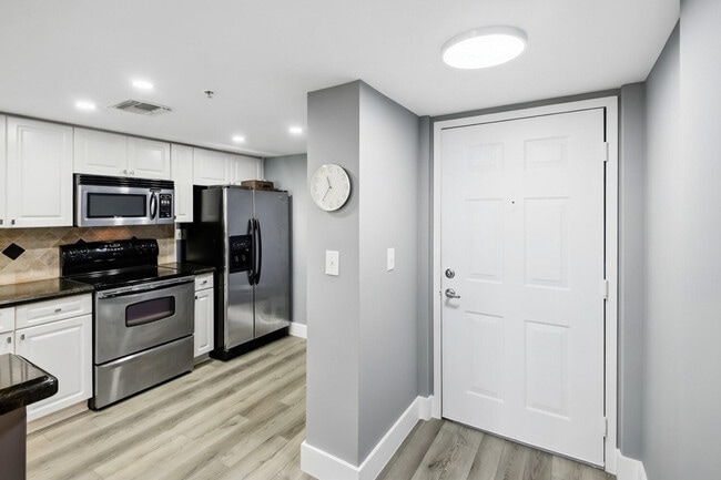 Building Photo - 520 SE 5 Ave