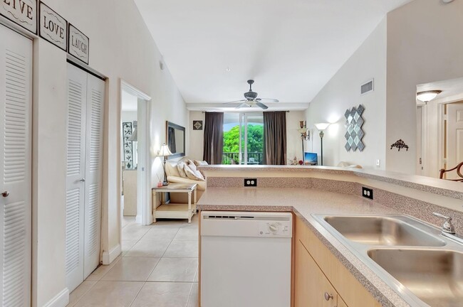 Building Photo - 923 Villa Cir