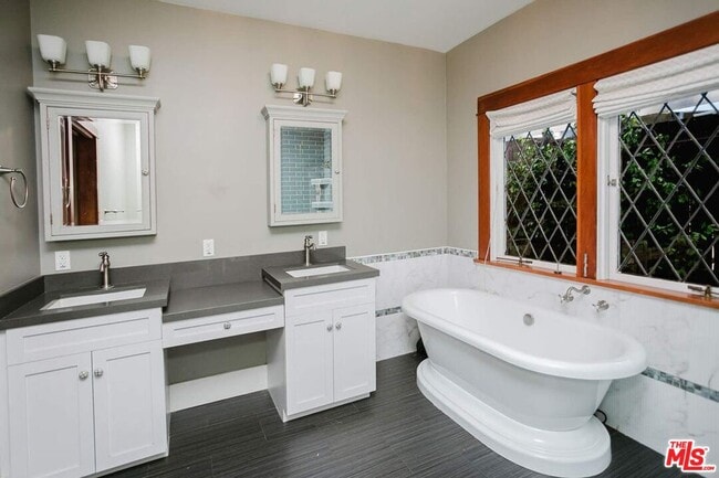 Building Photo - 13239 Addison St