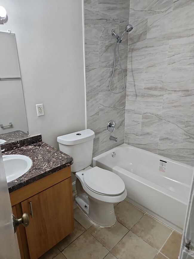 Building Photo - Pretty 1/1 in Gated Community w/Awesome Am...
