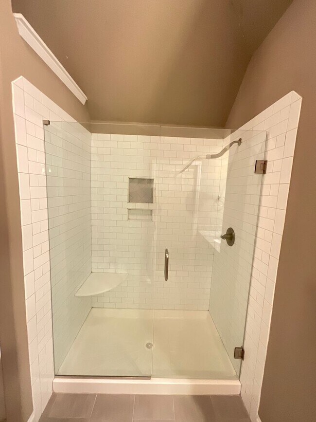 Building Photo - 688 Tree Top Trl