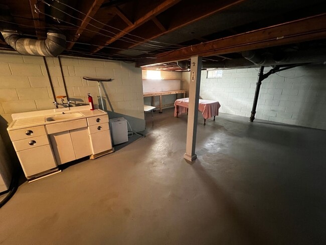 Building Photo - 2 bedroom home with bonus room in Davenport